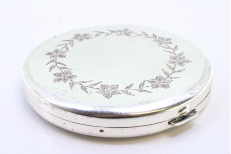 Caixa de toilette em prata com motivos florais gravados na tampa com espelho interior e base guilhochada.